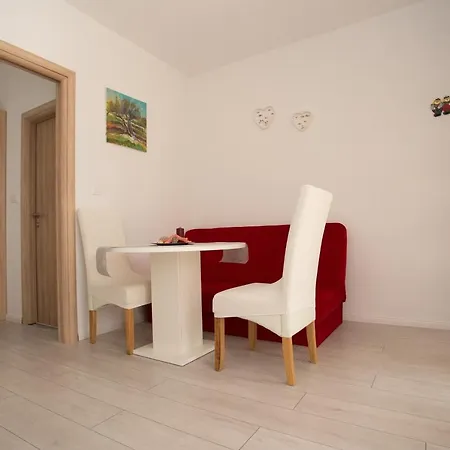 Appartement With Parking Spaces Kastel Kambelovac, - 21071 *