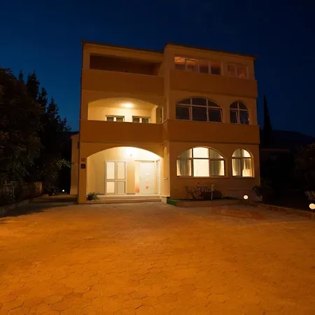 Appartement With Parking Spaces Kastel Kambelovac, - 21071 *
